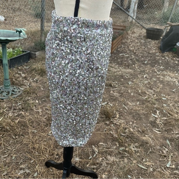 Aakaa Silver Pencil Skirt for Cocktail Night Out - Picture 4 of 6